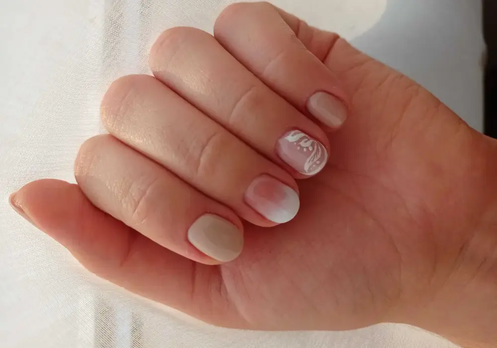 Jaki manicure wybrać, aby uniknąć zniszczenia paznokci i wyglądać pięknie?