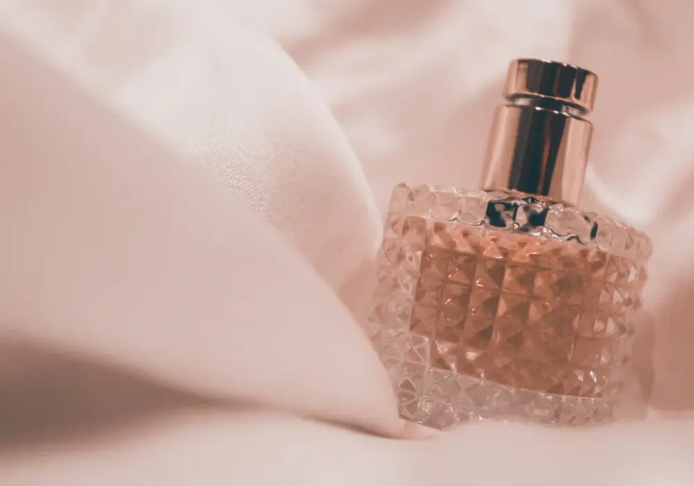 Jak naprawić perfumy, które nie psikają? Szybkie sposoby