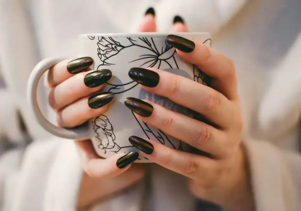 Czy hybryda jest szkodliwa? Bezpieczny manicure krok po kroku