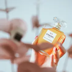 Jak sprawić, żeby perfumy dłużej pachniały? Sprawdzone sposoby
