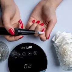 Jak używać przyrządów do manicure, aby uniknąć uszkodzeń paznokci