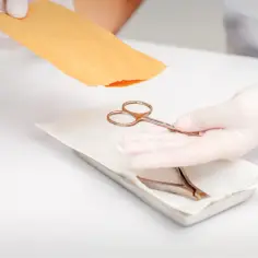 Czym dezynfekować narzędzia do manicure, aby uniknąć zakażeń?