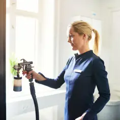 Profesjonalistka wykonuje opalanie natryskowe. Dowiedz się, ile kosztuje opalanie natryskowe i uzyskaj piękny, równomierny koloryt skóry.