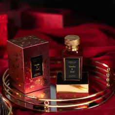 Eleganckie, tanie perfumy damskie które długo pachną: Sorvella Vanilla & Oud w luksusowym, czerwonym opakowaniu.