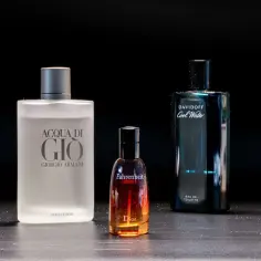Trzy męskie perfumy: Acqua di Gio, Fahrenheit i Cool Water, idealne do bagażu podręcznego.