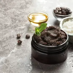 Domowy peeling do twarzy z kawy, soli i oleju. Składniki do jego przygotowania: ziarna kawy, sól morska, olej.