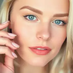 Idealny kolor brwi dla blondynek podkreśla ich naturalne piękno. Delikatne, subtelne brwi idealnie komponują się z jasnymi włosami.