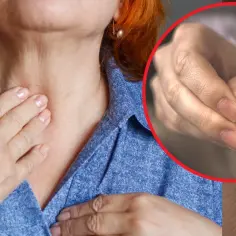 Kobieta dotyka szyi, sugerując problemy z tarczycą. W okręgu zbliżenie na dłonie z paznokciami hybrydowymi.