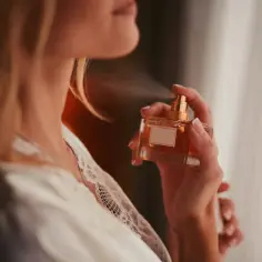Ile psiknięć perfum z 1 ml? Odkryj, jak oszczędzać zapach!