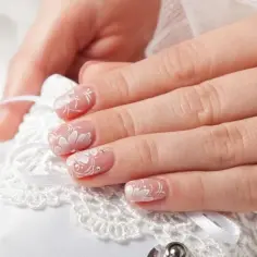 Jaki manicure na ślub: eleganckie inspiracje, które zachwycą każdego