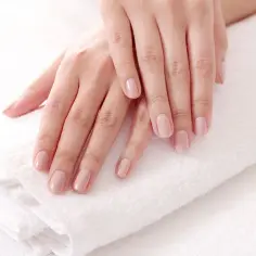 Czym jest manicure klasyczny? Poznaj jego zalety i przebieg zabiegu
