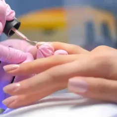 Chiński manicure na czym polega – poznaj jego zalety i efekty
