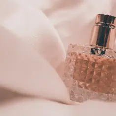 Szklana buteleczka perfum z różowym płynem. Jak naprawić perfum który nie psika? Sprawdź, czy atomizerek nie jest zapchany.