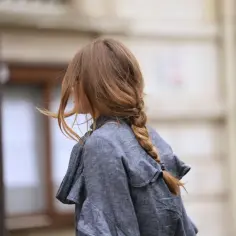 Szybkie fryzury na długie włosy: luźny warkocz z rudymi pasmami, idealny na co dzień.