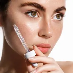 Kwas salicylowy na co? Delikatna skóra z piegami, aplikacja serum z pipetki.