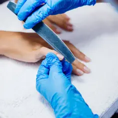 Manicure biologiczny na czym polega - poznaj jego korzyści i techniki