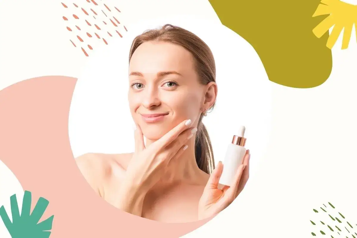 Uśmiechnięta kobieta z serum w dłoni. Kwas migdałowy na co? Na gładką i promienną skórę.