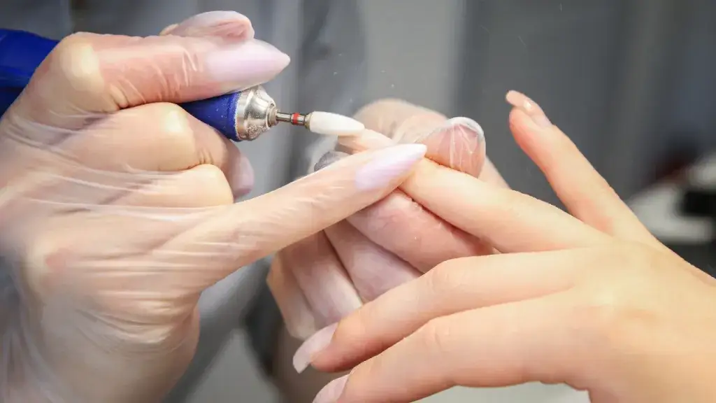 Zdjęcie Jak używać przyrządów do manicure, aby uniknąć uszkodzeń paznokci