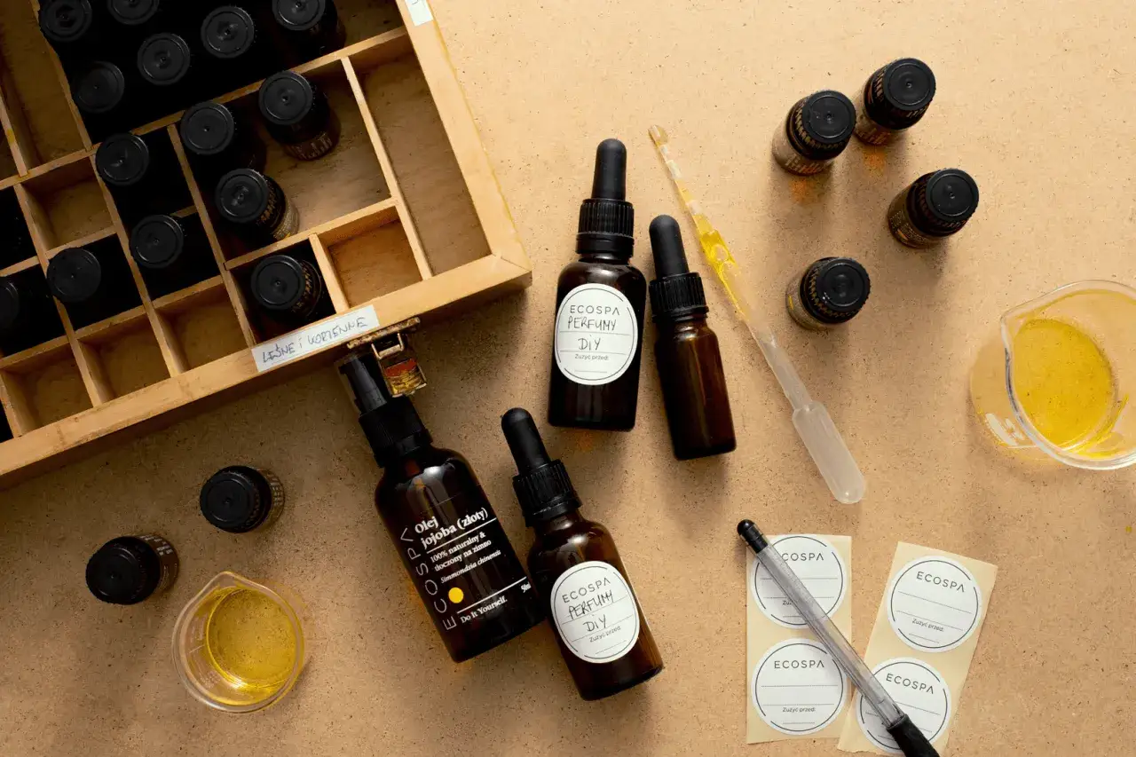 Zestaw do tworzenia perfum DIY: buteleczki, olejki, pipety i etykiety. Dowiedz się, jak zrobić perfumy z kwiatów.