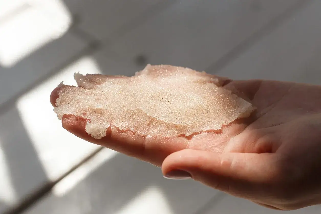 Delikatny, domowy peeling do twarzy na dłoni. Idealny sposób, jak zrobić domowy peeling do twarzy z naturalnych składników.