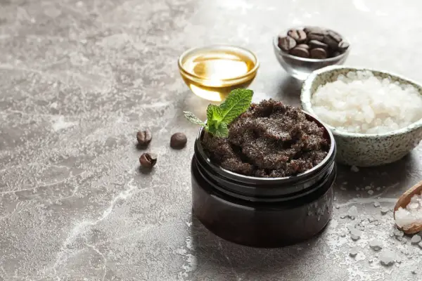 Domowy peeling do twarzy: przepisy i porady dla pięknej cery