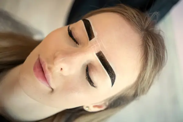 Jak przyciemnić brwi? Poradnik: henna, farbka, makijaż