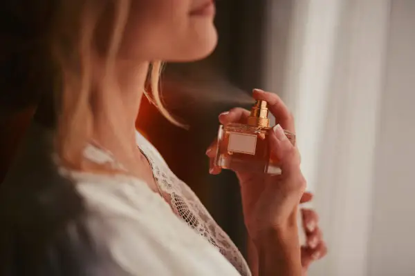 Ile psiknięć perfum z 1 ml? Odkryj, jak oszczędzać zapach!