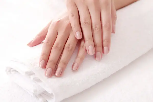 Czym jest manicure klasyczny? Poznaj jego zalety i przebieg zabiegu