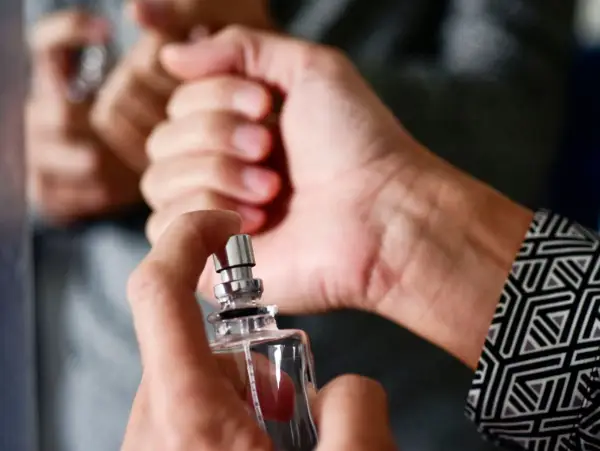 Gdzie psikać perfumy? Sekret trwałego zapachu na lata