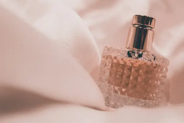 Jak naprawić perfumy, które nie psikają? Szybkie sposoby