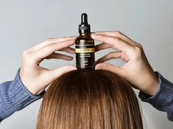 Czy spłukiwać serum do włosów? Poznaj prawdę i sekrety aplikacji