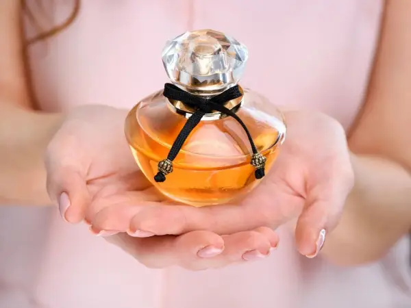 Perfumy Currara: Kultowy zapach lat 90. i jego odpowiedniki
