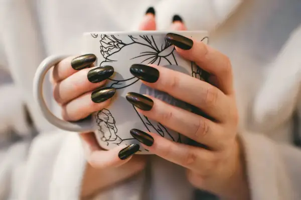 Czy hybryda jest szkodliwa? Bezpieczny manicure krok po kroku